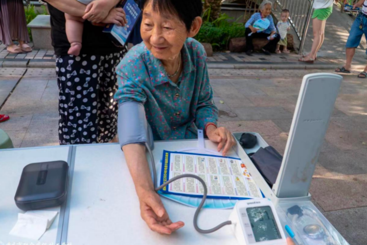 渝北回興街道錦屏路社區舉辦愛心義診，守護居民健康暖人心